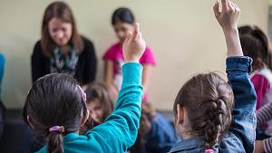Eine Herausforderung für Lehrer: Flüchtlingskinder in der Schule: So lernen sie Deutsch - weit weg von rechter Gewalt